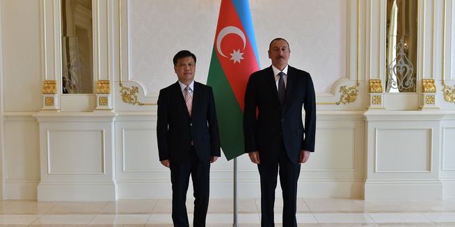 Ильхам Алиев принял верительные грамоты нового посла Китая - ФОТО